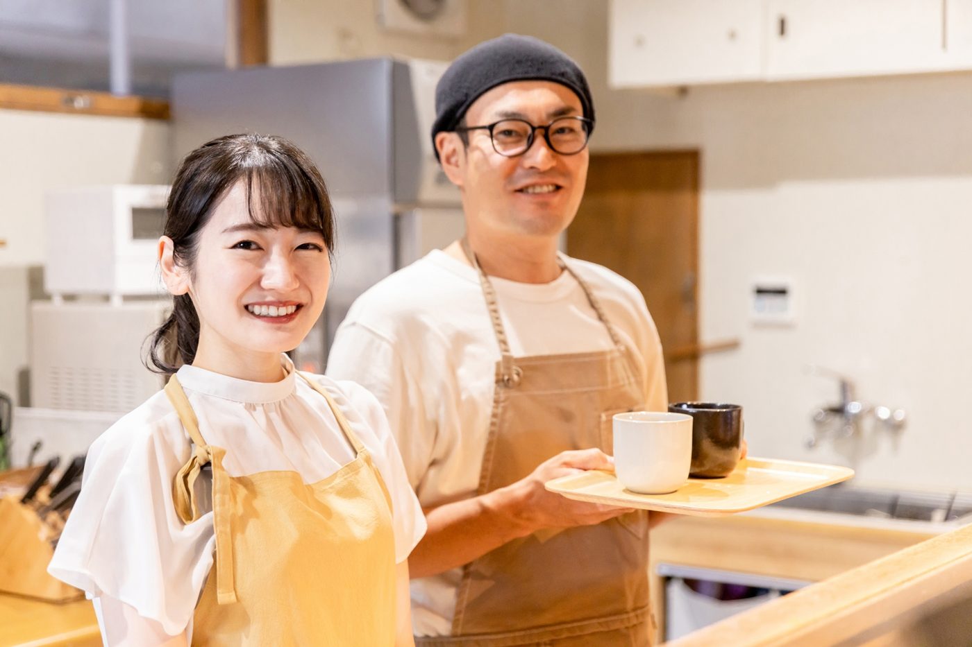 笑顔でお客さんを迎えるお店の二人