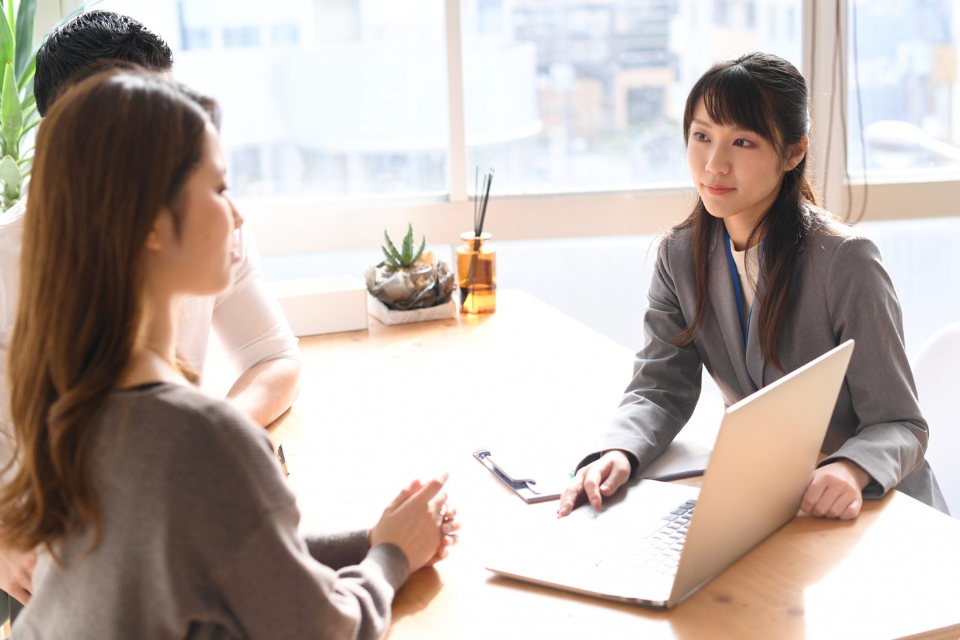 お店の方と打ち合わせをしている様子